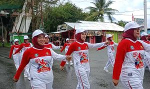 Apt. Nuraini Ramli Adjam, S.Farm, menjadi pemimpin gerak jalan dari Dinas Kesehatan