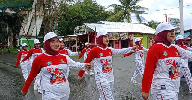 Apt. Nuraini Ramli Adjam, S.Farm, menjadi pemimpin gerak jalan dari Dinas Kesehatan