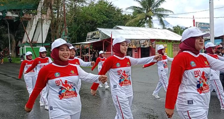 Apt. Nuraini Ramli Adjam, S.Farm, menjadi pemimpin gerak jalan dari Dinas Kesehatan